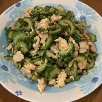 あけぼのさん♪鶏挽肉少ないので、豚も混ぜて、ゴーヤの味噌炒め頂きました。今日のゴーヤは苦味が強かったですが、甘めの味噌で、家族にも好評で美味しかったです(^^)